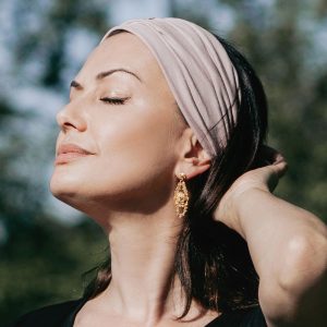 Szeroka przepaska na włosy DHEELA Joga Piękna