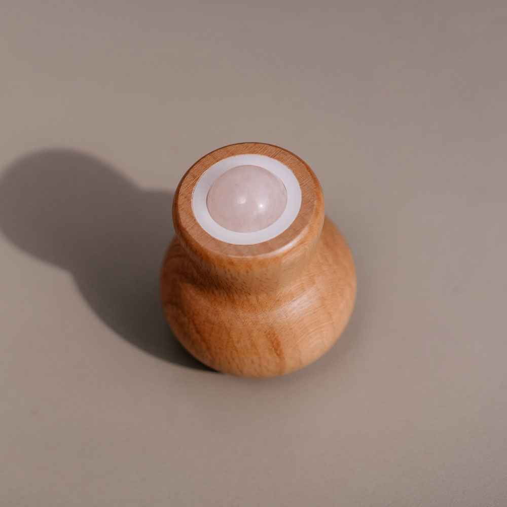 Drewniany masażer z obrotową kulką z różowego kwarcu Joga Piękna