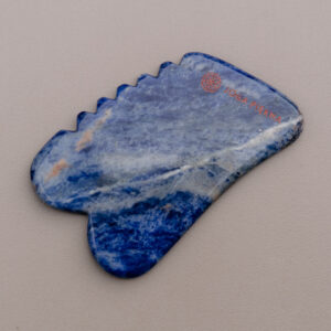 Kamień Gua-Sha niebieski sodalit • karbowane krawędzie • multifunkcyjny masażer
